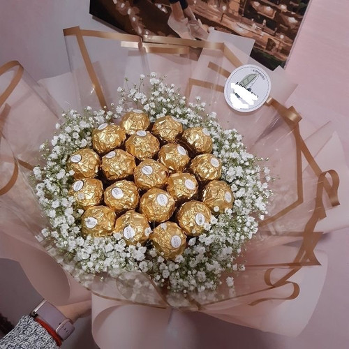 دسته گل لوکس فررو روشر با کاغذآرایی شفاف طلایی و گلهای سفید نفس کودک - سام فلاور.