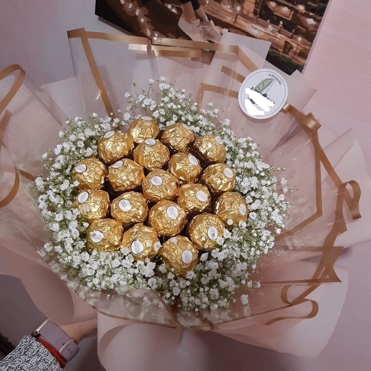 دسته گل لوکس فررو روشر با کاغذآرایی شفاف طلایی و گلهای سفید نفس کودک - سام فلاور.