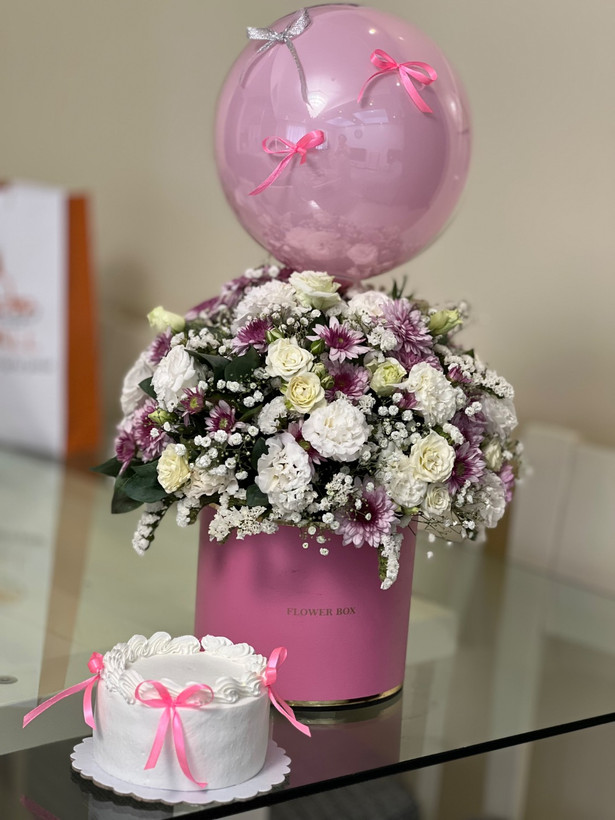 پکیج هدیه لوکس شامل باکس گل رز و ژیپسوفیلا، کیک سفید با پاپیون صورتی و بادکنک پاستلی - سام فلاور.