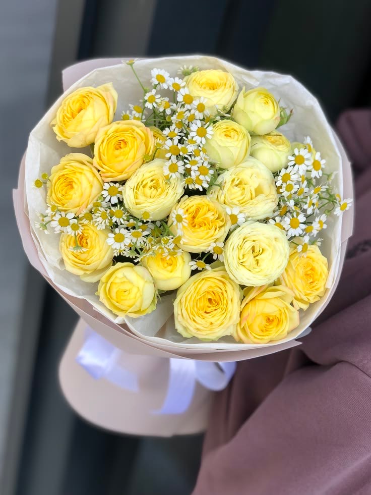 دسته گل ترکیبی رز فرانسوی زرد و بابونه وحشی با کاغذآرایی هلویی و روبان سفید - سام فلاور.