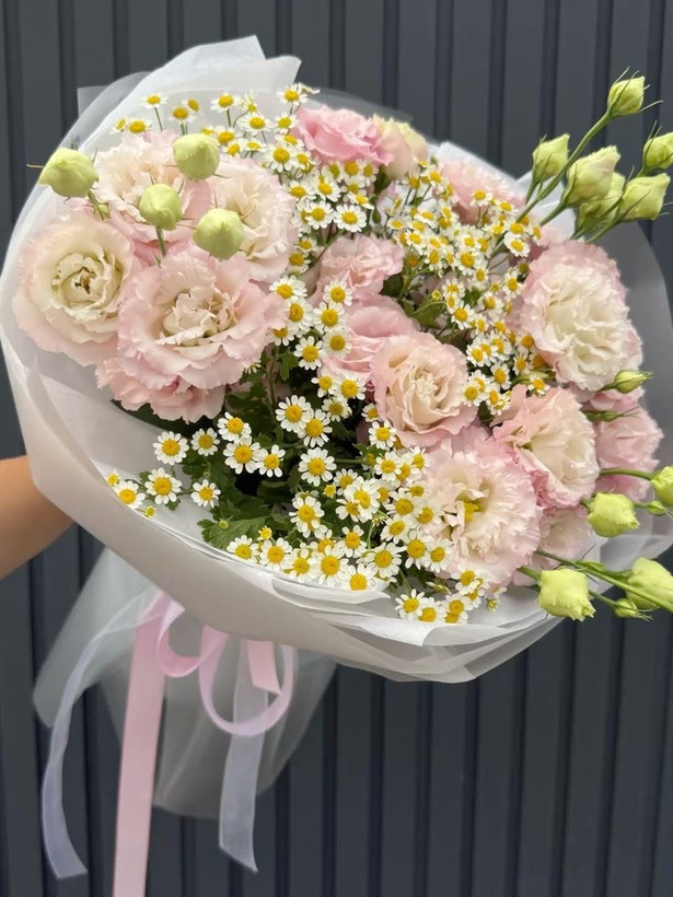 دسته گل ترکیبی لیسینتوس صورتی و بابونه با تزیین کاغذ سفید و روبان حریر - سام فلاور.