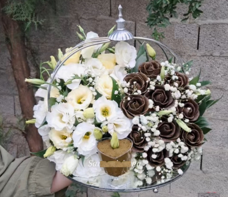 سینی آینهای حنابندان شامل قفس نقرهای با گلهای لیسینتوس سفید و حنا به شکل گل رز - سام فلاور.