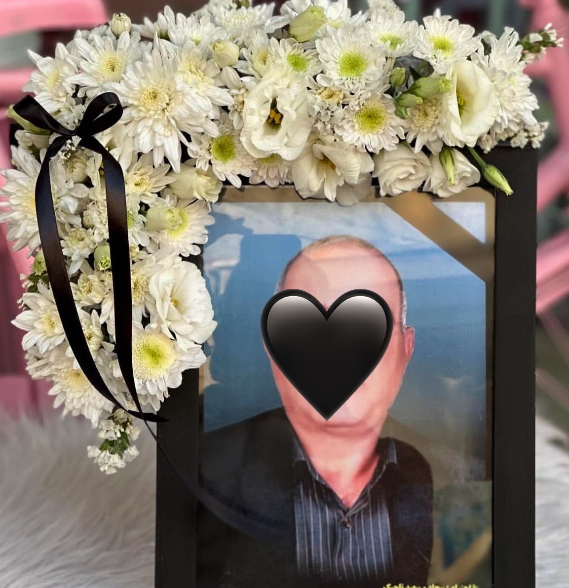 گل‌آرایی گوشه قاب عکس با گل‌های سفید داوودی و لیسینتوس و روبان مشکی برای مراسم ترحیم - سام فلاور.