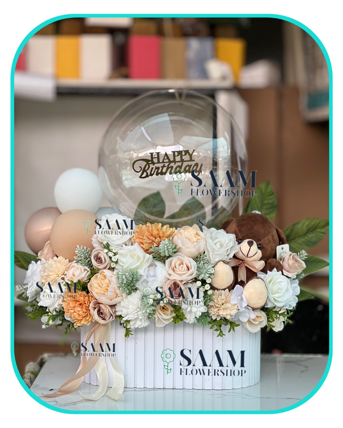 باکس گل تولد مدرن شامل رزهای کرم و نسکافهای، عروسک خرس، بادکنکهای رنگی و بوبو بالن با نوشته Happy Birthday - سام فلاور.