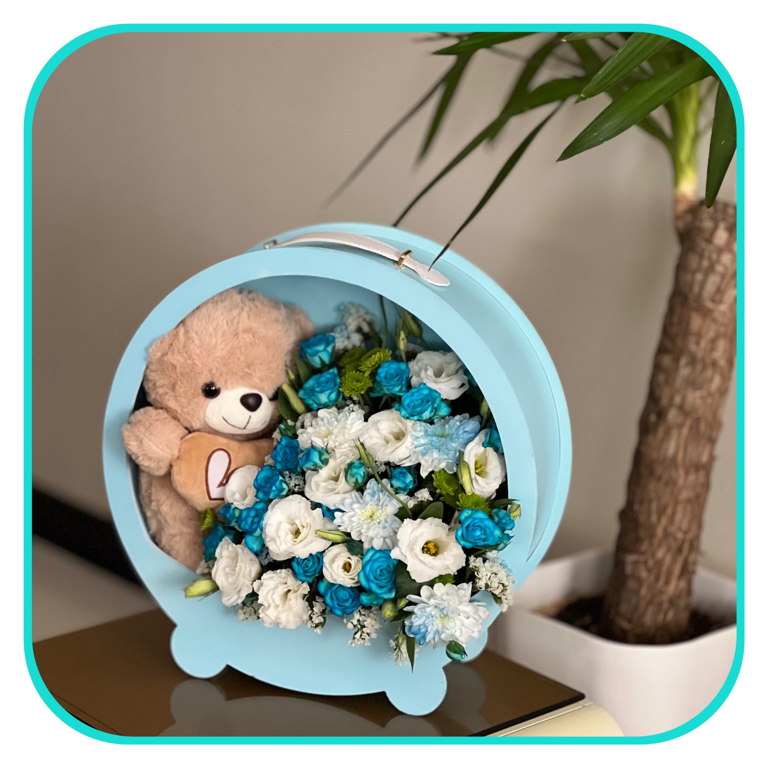 باکس گل دایرهای آبی رنگ شامل عروسک خرس تدی و ترکیب رزهای آبی و لیسینتوس سفید - سام فلاور