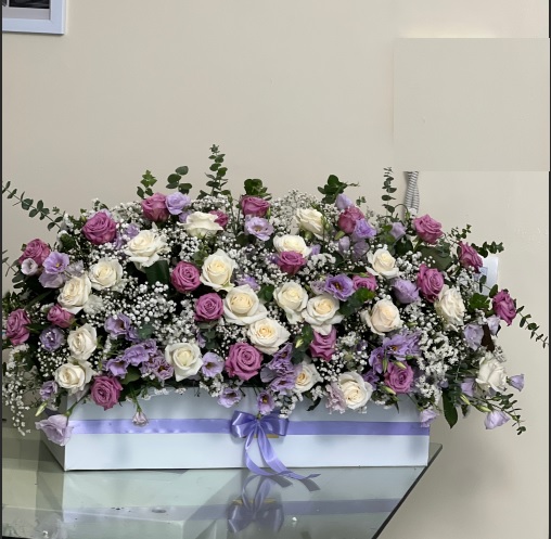 باکس گل بزرگ و مجلل با ترکیب گل‌های رز و ارکیده به رنگ‌های یاسی و سفید در سام فلاور شاپ