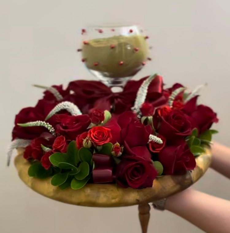سینی طلایی تزیین شده با رزهای قرمز تیره و مخملی به همراه ظرف حنا در مرکز، طراحی لوکس و کلاسیک برای مراسم حنابندان - برند سام فلاور
